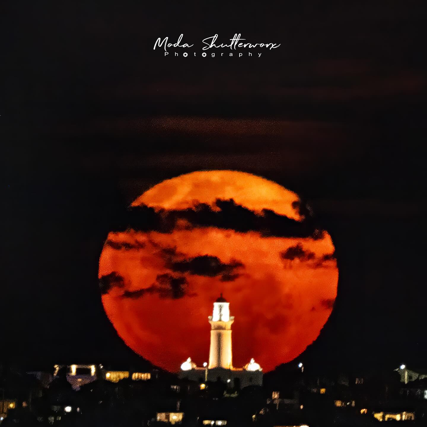 Blood moon behind Macquarie Lighthouse